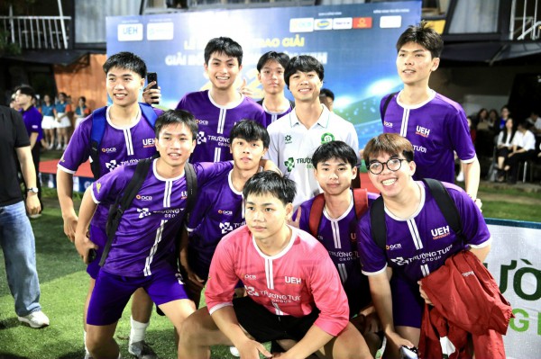 Công Phượng, Xuân Trường và Minh Vương lan tỏa cảm xúc mạnh mẽ ở giải sinh viên UEH Công Phượng, Xuân Trường và Minh Vương lan tỏa cảm xúc mạnh mẽ ở giải sinh viên UEH