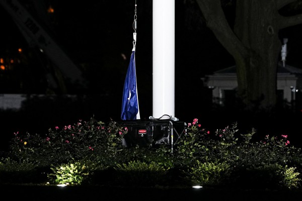 Nhà Trắng để cờ Mỹ chạm đất trong ảnh chụp ông Trump? Nhà Trắng để cờ Mỹ chạm đất trong ảnh chụp ông Trump?