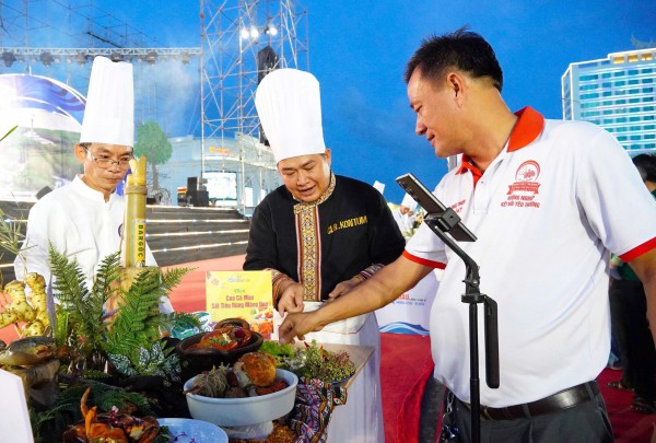 Đại tiệc ẩm thực: Hơn 100 món ngon từ cua Cà Mau kết hợp nguyên liệu 34 tỉnh thành Đại tiệc ẩm thực: Hơn 100 món ngon từ cua Cà Mau kết hợp nguyên liệu 34 tỉnh thành