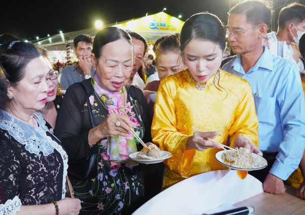 Đại tiệc ẩm thực: Hơn 100 món ngon từ cua Cà Mau kết hợp nguyên liệu 34 tỉnh thành Đại tiệc ẩm thực: Hơn 100 món ngon từ cua Cà Mau kết hợp nguyên liệu 34 tỉnh thành