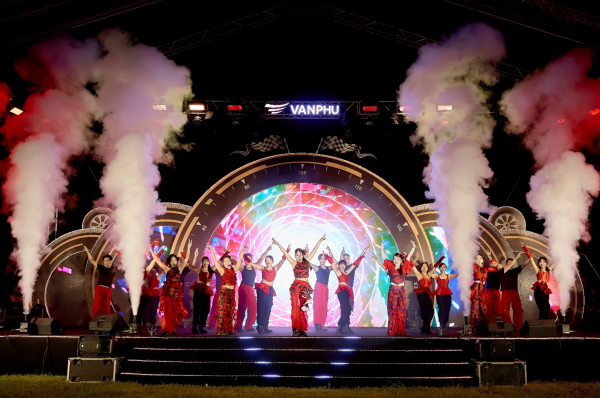 Văn Phú được vinh danh Top 100 nơi làm việc tốt nhất Việt Nam 2025