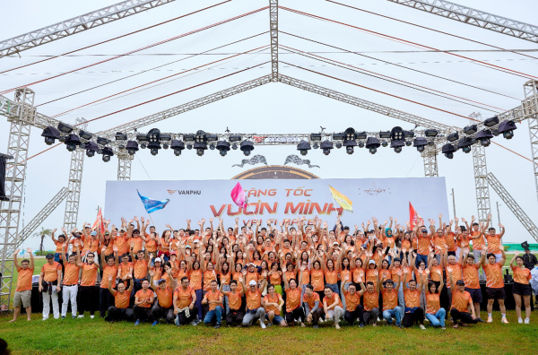 Văn Phú được vinh danh Top 100 nơi làm việc tốt nhất Việt Nam 2025