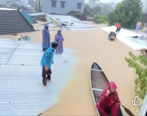 Người dân vùng ngập lụt Khánh Hòa, Phú Yên cũ kêu cứu 'có thai phụ và người già'