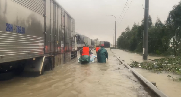 Mô tô nước từ Phan Thiết ra cứu hộ vùng ngập lụt Phú Yên cũ