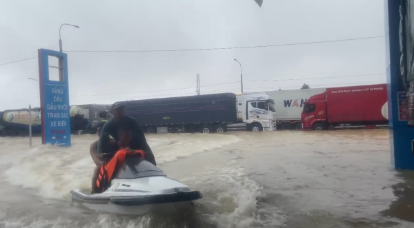 Mô tô nước từ Phan Thiết ra cứu hộ vùng ngập lụt Phú Yên cũ