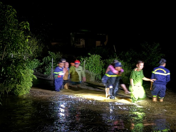 Lâm Đồng: Xuyên đêm đưa dân ra khỏi vùng rốn lũ Cát Tiên