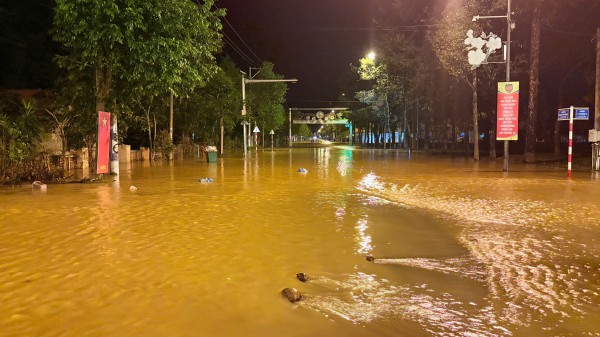 Lâm Đồng: Xuyên đêm đưa dân ra khỏi vùng rốn lũ Cát Tiên