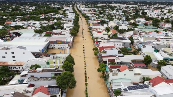 Cấp thiết giải quyết ngập lụt: Vì sao phố biển Nha Trang cứ mưa là ngập?