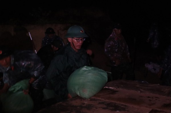 Nước lũ cuồn cuộn chảy đánh vỡ kè biển An Lương, bộ đội xuyên đêm ứng cứu Nước lũ cuồn cuộn chảy đánh vỡ kè biển An Lương, bộ đội xuyên đêm ứng cứu