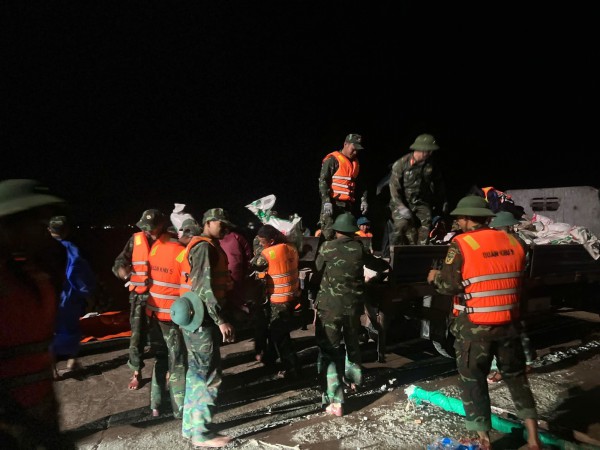 Nước lũ cuồn cuộn chảy đánh vỡ kè biển An Lương, bộ đội xuyên đêm ứng cứu Nước lũ cuồn cuộn chảy đánh vỡ kè biển An Lương, bộ đội xuyên đêm ứng cứu