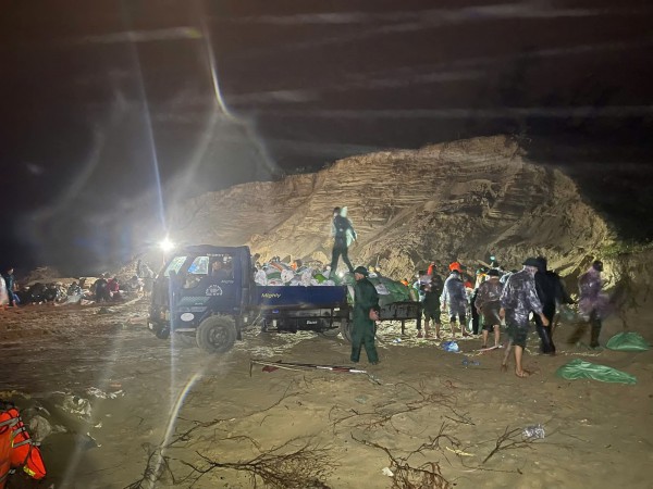 Nước lũ cuồn cuộn chảy đánh vỡ kè biển An Lương, bộ đội xuyên đêm ứng cứu Nước lũ cuồn cuộn chảy đánh vỡ kè biển An Lương, bộ đội xuyên đêm ứng cứu