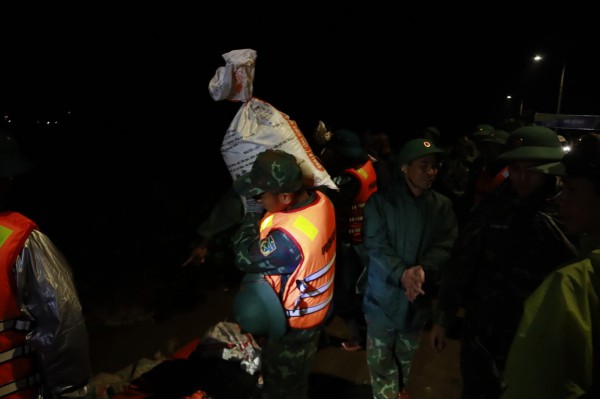 Nước lũ cuồn cuộn chảy đánh vỡ kè biển An Lương, bộ đội xuyên đêm ứng cứu Nước lũ cuồn cuộn chảy đánh vỡ kè biển An Lương, bộ đội xuyên đêm ứng cứu