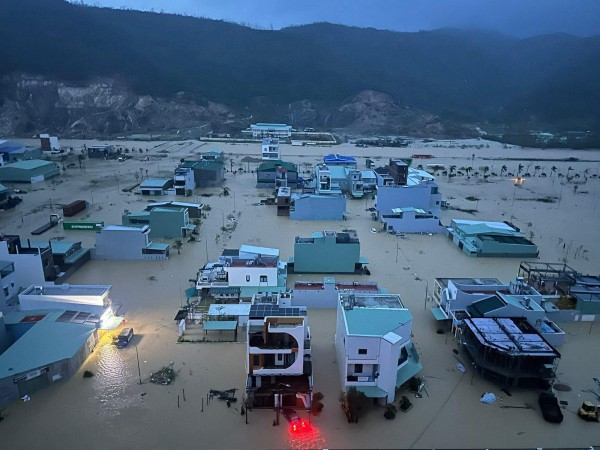 Ngập lụt ở Quy Nhơn, dân thức trắng đêm chạy lũ