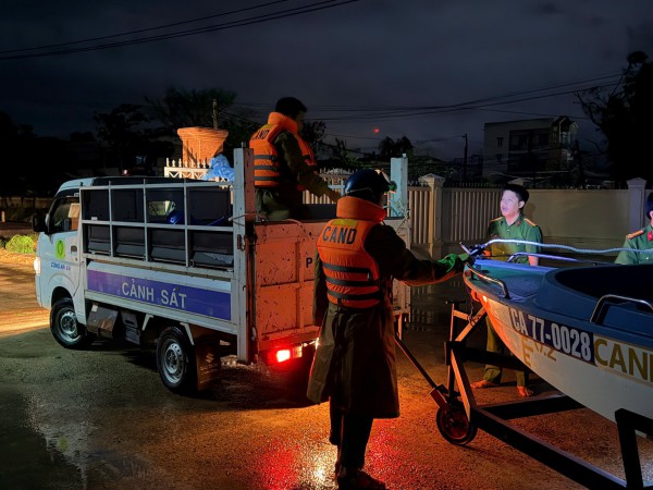 Ngập lụt ở Quy Nhơn, dân thức trắng đêm chạy lũ