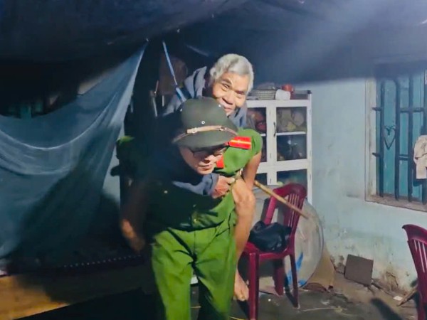 Ngập lụt ở Gia Lai: Công an trắng đêm cứu dân