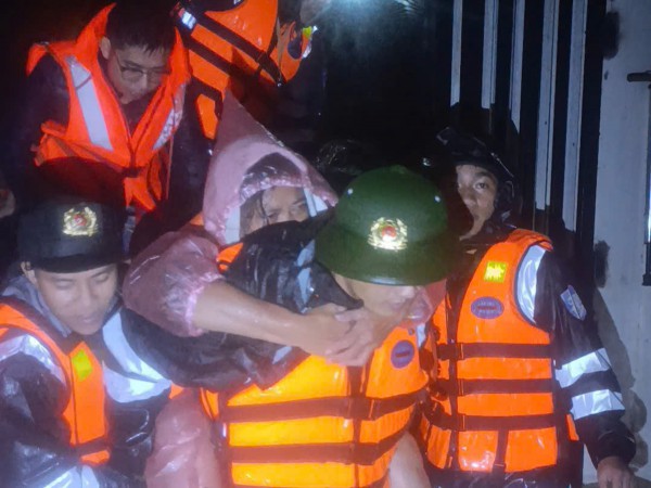 Ngập lụt ở Gia Lai: Công an trắng đêm cứu dân