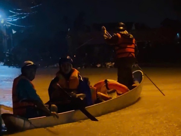 Ngập lụt ở Gia Lai: Công an trắng đêm cứu dân