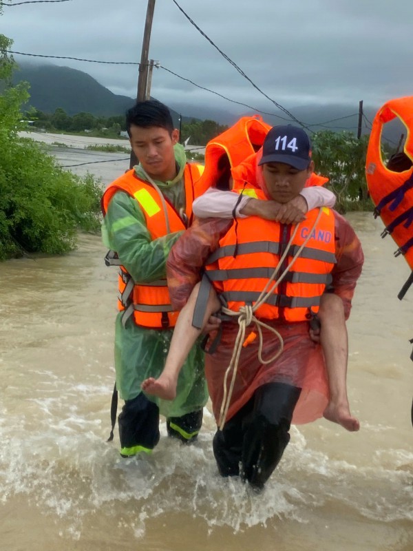 Một hồ chứa tại khánh Hòa xả lũ hơn 5 ngày liên tiếp, dân hạ lưu thấp thỏm