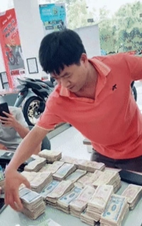 Những khách hàng đặc biệt mang hàng chục cân tiền lẻ đi mua xe