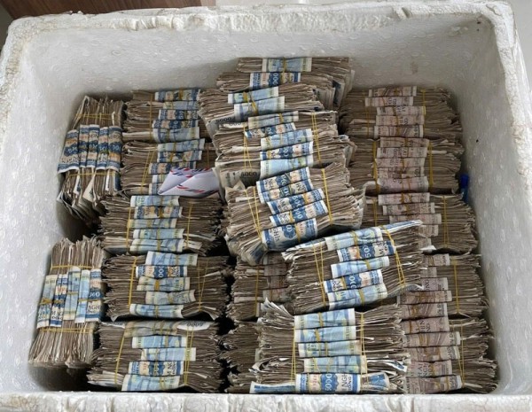 Những khách hàng đặc biệt mang hàng chục cân tiền lẻ đi mua xe