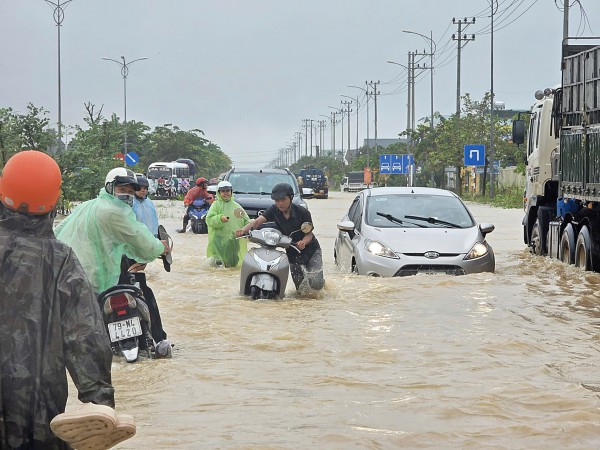 Nha Trang mênh mông biển nước vì lũ chồng lũ