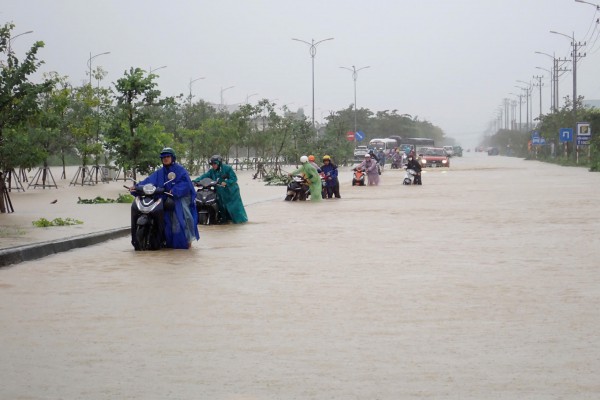 Nha Trang mênh mông biển nước vì lũ chồng lũ