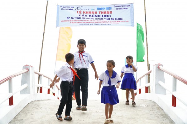 Báo Thanh Niên khánh thành cây cầu mơ ước tại vùng biên giới Giang Thành Báo Thanh Niên khánh thành cây cầu mơ ước tại vùng biên giới Giang Thành