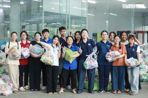 'Vỡ trận' đăng ký, 1.000 tình nguyện viên chen nhau xin trực vì vùng lũ miền Trung