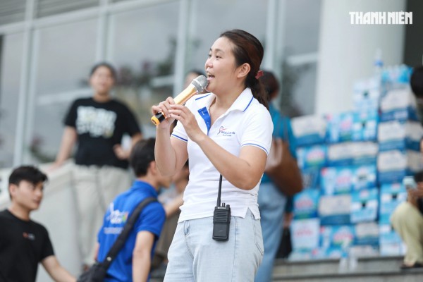 'Vỡ trận' đăng ký, 1.000 tình nguyện viên chen nhau xin trực vì vùng lũ miền Trung