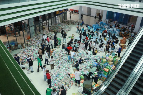 'Vỡ trận' đăng ký, 1.000 tình nguyện viên chen nhau xin trực vì vùng lũ miền Trung