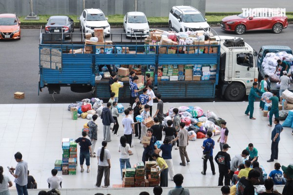 'Vỡ trận' đăng ký, 1.000 tình nguyện viên chen nhau xin trực vì vùng lũ miền Trung