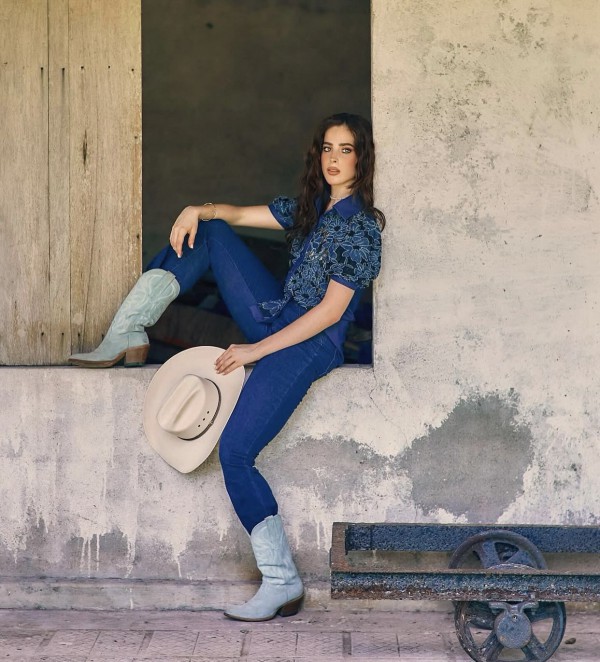 Sắc vóc quyến rũ của nhà thiết kế đăng quang Hoa hậu Hoàn vũ 2025 Sắc vóc quyến rũ của nhà thiết kế đăng quang Hoa hậu Hoàn vũ 2025