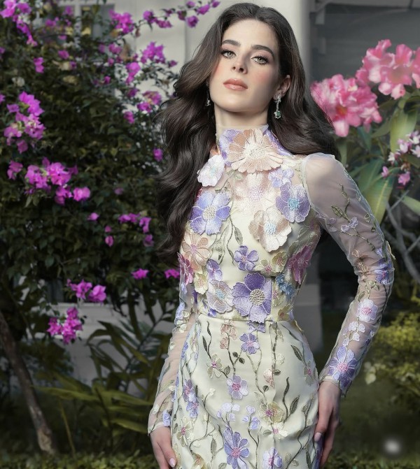 Sắc vóc quyến rũ của nhà thiết kế đăng quang Hoa hậu Hoàn vũ 2025 Sắc vóc quyến rũ của nhà thiết kế đăng quang Hoa hậu Hoàn vũ 2025