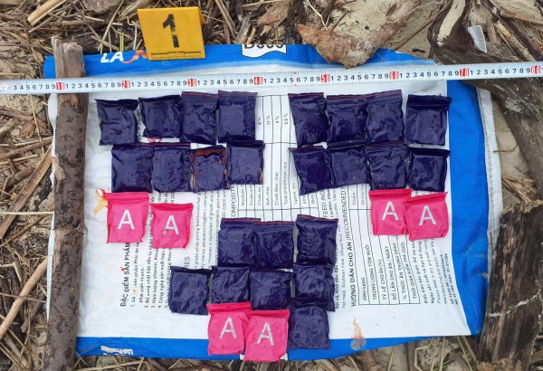 Lại phát hiện nhiều viên nén nghi ma túy trôi dạt vào bờ biển Quảng Trị