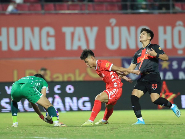 CLB Hải Phòng chơi quá hay, nhưng Hoàng Đức giúp Ninh Bình thắng ngược nghẹt thở