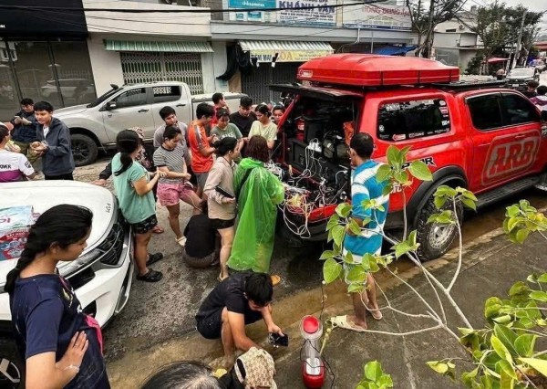 Giúp người vùng rốn lũ lịch sử: 'Nghe chị em cần quần áo lót, tôi liền mua'