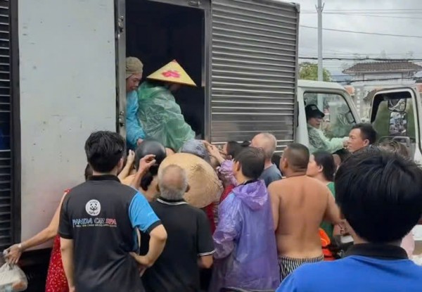 Giúp người vùng rốn lũ lịch sử: 'Nghe chị em cần quần áo lót, tôi liền mua'