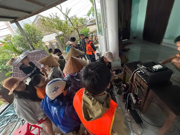 Giúp người vùng rốn lũ lịch sử: 'Nghe chị em cần quần áo lót, tôi liền mua'