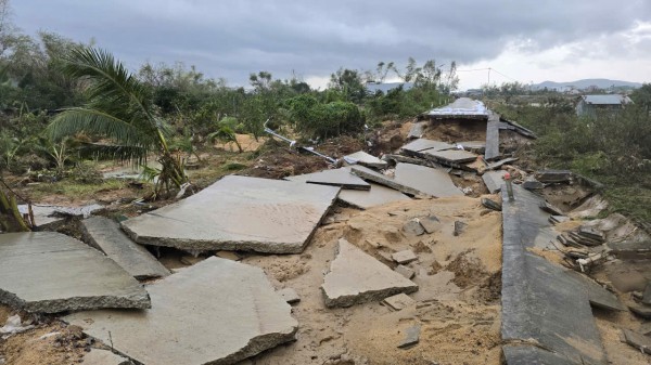 Đê phụ Vân Hội tan hoang sau mưa lũ