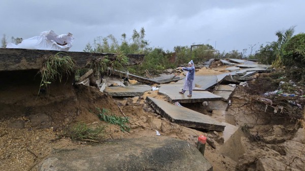 Đê phụ Vân Hội tan hoang sau mưa lũ