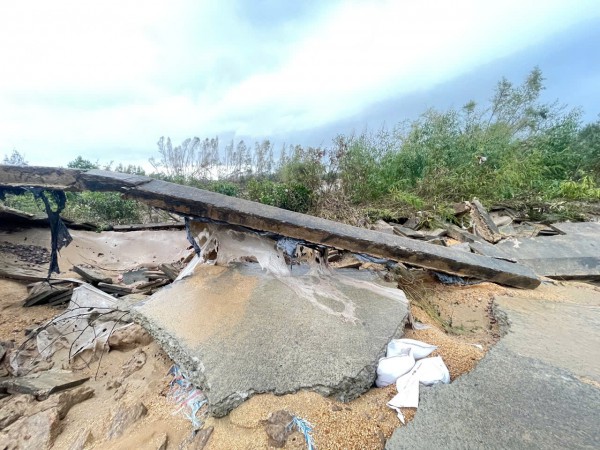 Đê phụ Vân Hội tan hoang sau mưa lũ