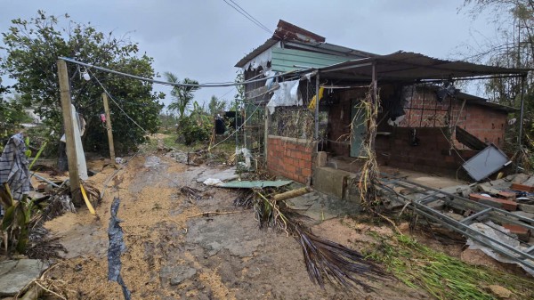 Đê phụ Vân Hội tan hoang sau mưa lũ