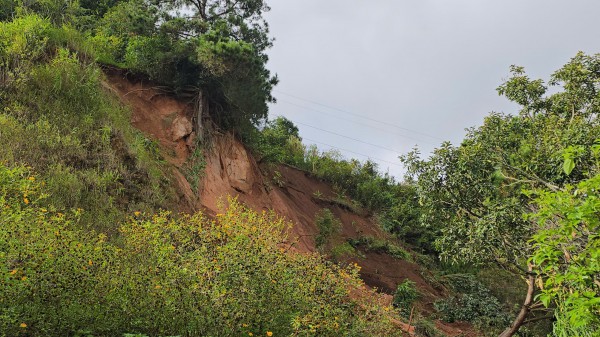 Di dời khẩn cấp cả khu dân cư do vết nứt dài trên đồi Ba Lá Xanh Di dời khẩn cấp cả khu dân cư do vết nứt dài trên đồi Ba Lá Xanh