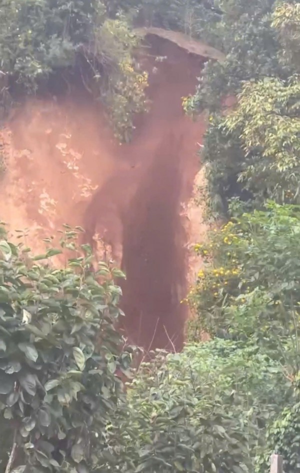 Di dời khẩn cấp cả khu dân cư do vết nứt dài trên đồi Ba Lá Xanh Di dời khẩn cấp cả khu dân cư do vết nứt dài trên đồi Ba Lá Xanh