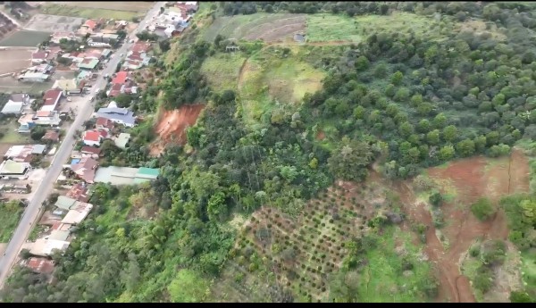 Di dời khẩn cấp cả khu dân cư do vết nứt dài trên đồi Ba Lá Xanh Di dời khẩn cấp cả khu dân cư do vết nứt dài trên đồi Ba Lá Xanh