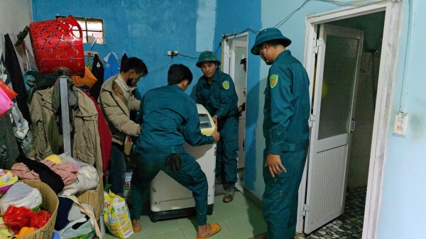 Di dời khẩn cấp cả khu dân cư do vết nứt dài trên đồi Ba Lá Xanh Di dời khẩn cấp cả khu dân cư do vết nứt dài trên đồi Ba Lá Xanh