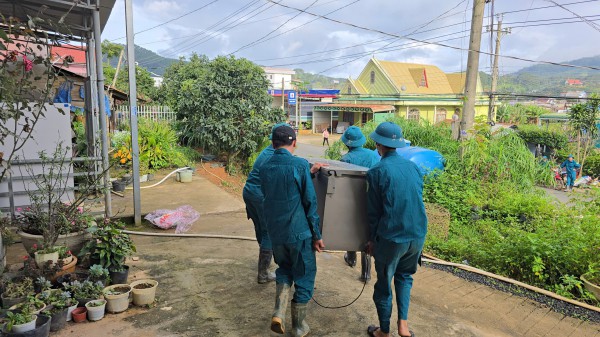 Di dời khẩn cấp cả khu dân cư do vết nứt dài trên đồi Ba Lá Xanh Di dời khẩn cấp cả khu dân cư do vết nứt dài trên đồi Ba Lá Xanh