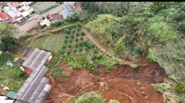 Di dời khẩn cấp cả khu dân cư do vết nứt dài trên đồi Ba Lá Xanh Di dời khẩn cấp cả khu dân cư do vết nứt dài trên đồi Ba Lá Xanh