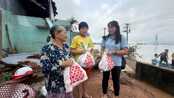 Báo Thanh Niên trao tận tay hàng cứu trợ đến người dân rốn lũ Hòa Xuân