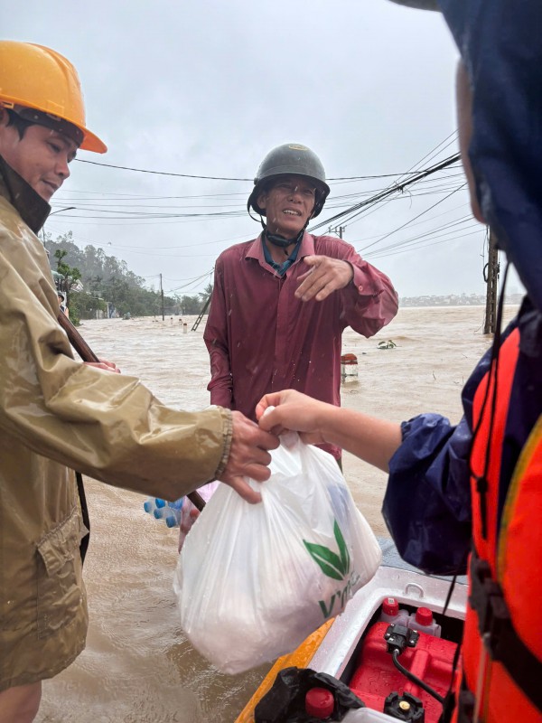 100.000 đồng của người phụ nữ buôn ve chai Huế: 'Gửi giúp bà con lụt trong nớ'